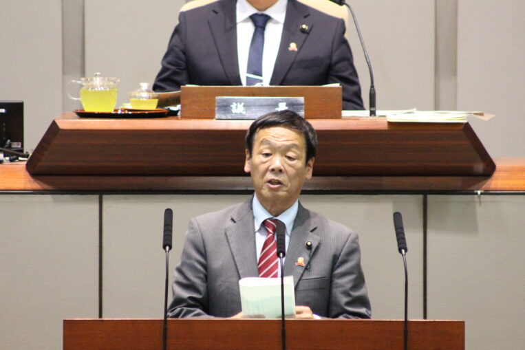 質問する浜田よしゆき議員